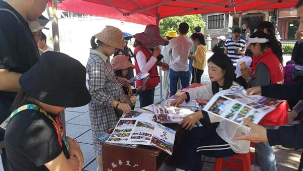 党员志愿者为广大游客提供暖心咨询服务在党史学习教育中,凤凰县积极